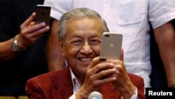 Mahathir Mohamad, former Malaysian prime minister and opposition candidate for Pakatan Harapan (Alliance of Hope), attends a news conference after the general election, in Petaling Jaya, Malaysia, May 9, 2018.