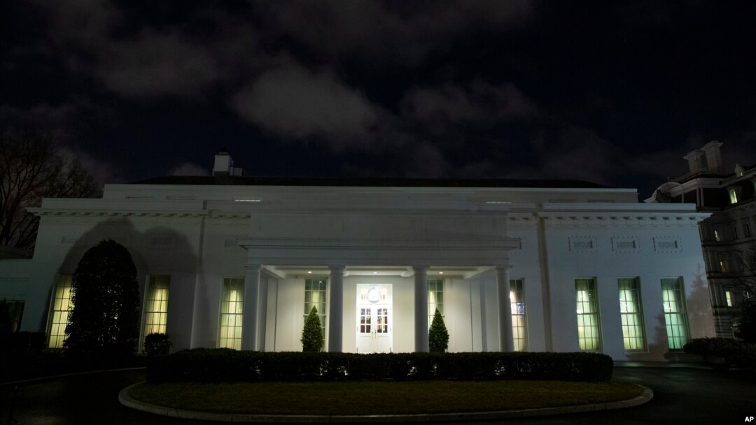 Jendela-jendela di Sayap Barat Gedung Putih, Washington D.C. tampak terang nyala lampu setelah berita serangan rudal terhadap pangkalan Irak yang juga menjadi pangkalan pasukan AS, di Irak, Selasa, 7 Januari 2020. (Foto: AP)