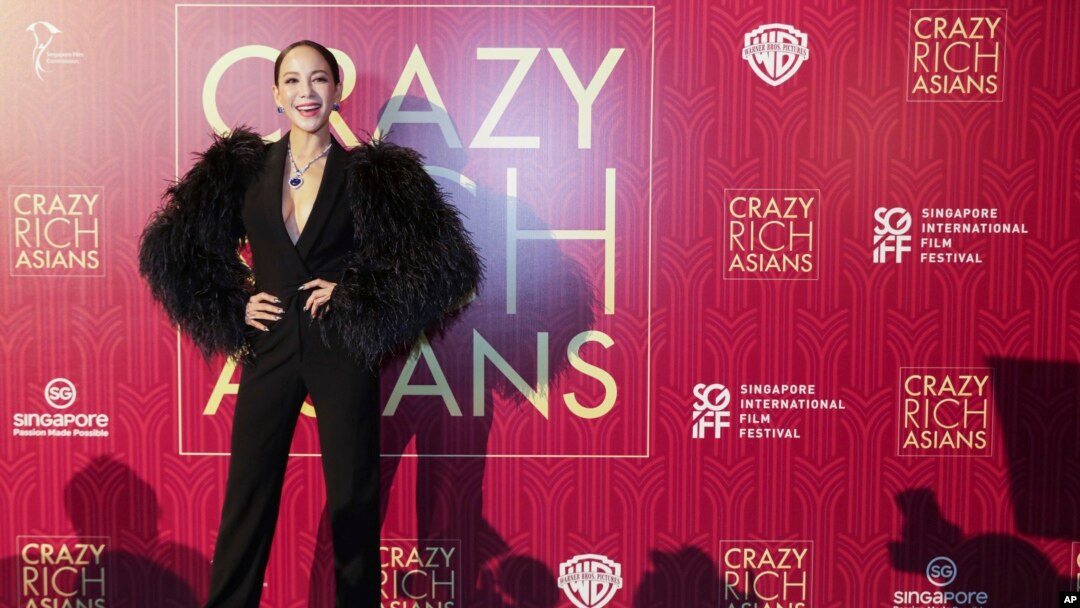 Aktris Fiona Xie berpose di karpet merah dalam acara penayangan perdana film "Crazy Rich Asians," 21 Agustus 2018, di Singapura.