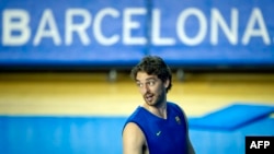 Pau Gasol s'entraine au centre d'entraînement du FC Barcelone, Espagne, le 6 octobre 2011. 