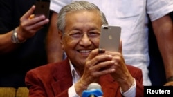 Mahathir Mohamad, former Malaysian prime minister and opposition candidate for Pakatan Harapan (Alliance of Hope), attends a news conference after the general election, in Petaling Jaya, Malaysia, May 9, 2018. 