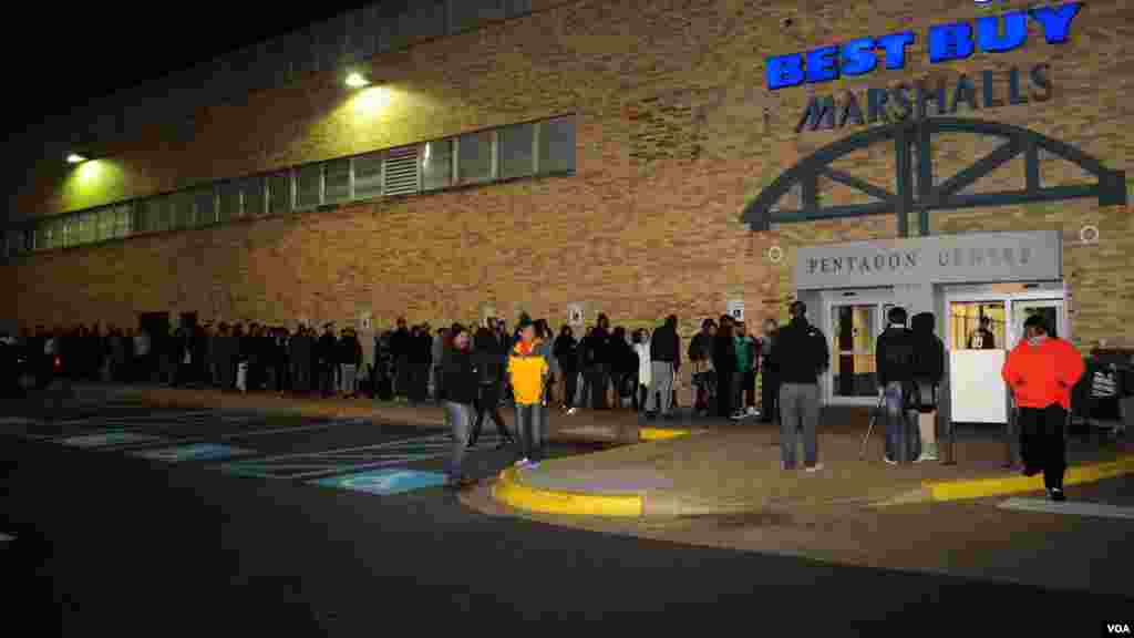 Des achéteurs alignés attendent les ventes de Black Friday sales à Arlington, Virginia, le 22 november 2012. (D. Manis/VOA)