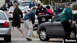 La policía busca en cada rincón de Watertown, Boston, al segundo sospechoso de los atentados en Boston. Los habitantes de la ciudad permanecen evacuados.