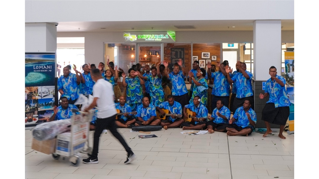 Para tamu tiba di bandara Internasional Nadi di Fiji, Rabu, 1 Desember 2021. (Tourism Fiji via AP)