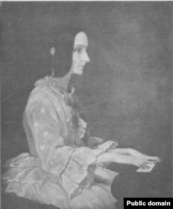 لاولیس در حال نواختن پیانو