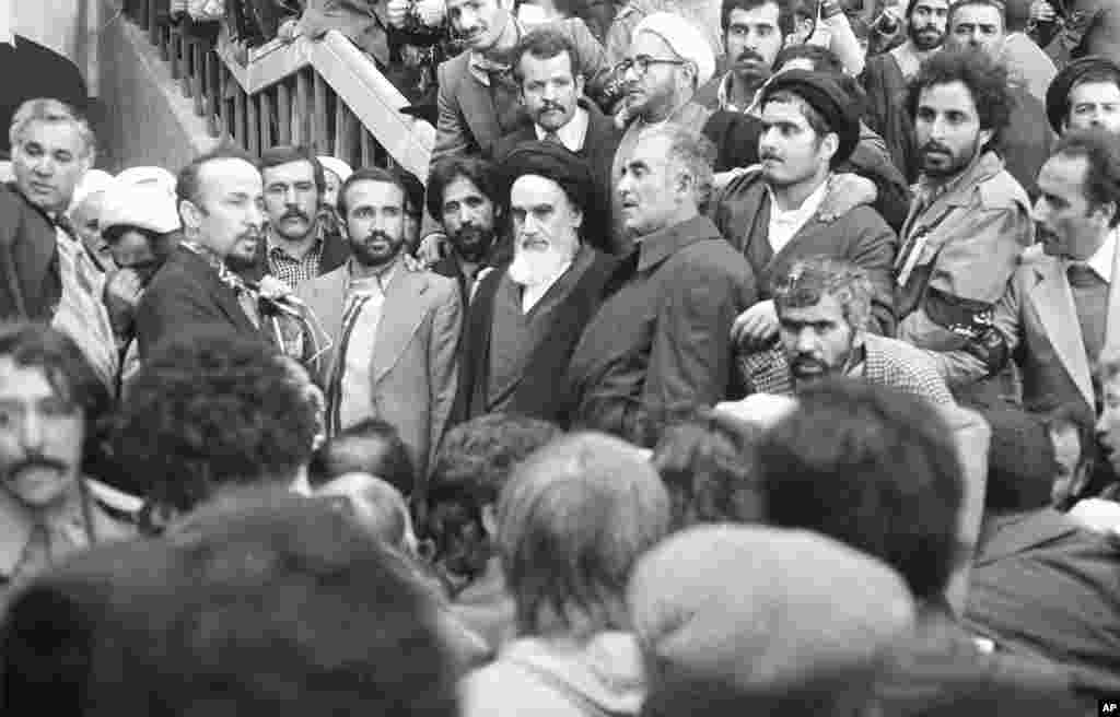 بازگشت خمینی به کشور - آیت الله روح الله خمینی در میان جمعیت کثیر هواداران در فرودگاه مهرآباد – تهران، ۱۲ بهمن ۱۳۵۷