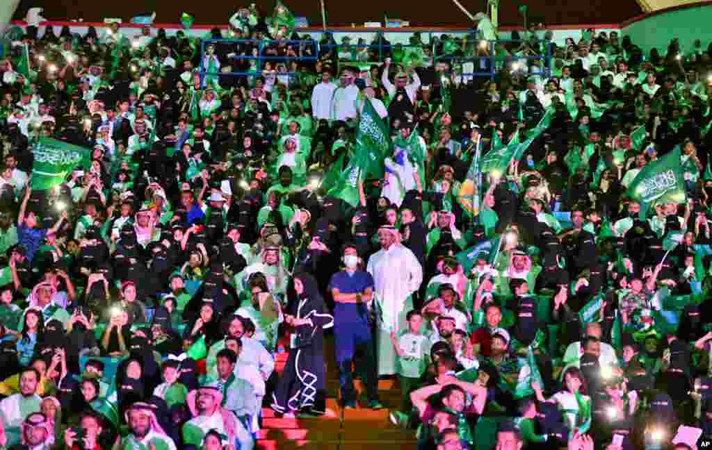 در ماه جنوری ۲۰۱۸، برای اولین بار زنان و مردان سعودی از روز ملی شان در استدیوم شاهی ملک فهد تجلیل کردند. 