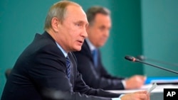 Le président russe Vladimir Poutine à gauche, avec le ministre russe des sport Vitaly Mutko à Sotchi, le 11 novembre 2015. Source : AP