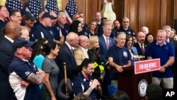 Aktivis dan selebritas Jon Stewart, berbicara atas nama para korban serangan teror 9/11 dan kerabat mereka, dalam konferensi pers di Capitol, Washington, 12 Juli 2019. 