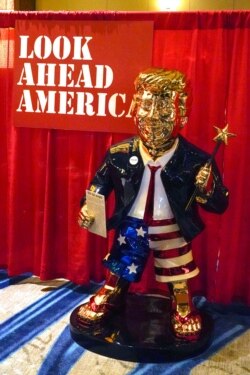 Una estatua del expresidente Donald Trump es exhibida en el área de ventas en la Conferencia de Conservadores de Acción Política, en Orlando, Florida, el 26 de febrero de 2021.