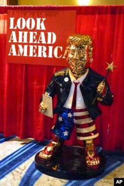 Una estatua del expresidente Donald Trump en la exhibición de mercancías en la Conferencia de Acción Política Conservadora (CPAC) el viernes 26 de febrero de 2021 en Orlando, Florida (AP Photo / John Raoux)