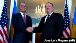 Državni sekretar SAD Mike Pompeo rukuje se sa predsjednikom Kosova Hašimom Tačijem u State Departmentu (Foto: AP//Jose Luis Magana)