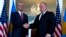 Državni sekretar SAD Mike Pompeo rukuje se sa predsjednikom Kosova Hašimom Tačijem u State Departmentu (Foto: AP//Jose Luis Magana)