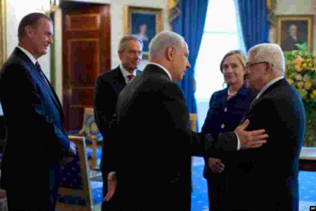 (从左至右)白宫国家安全顾问琼斯、英国前首相布莱尔、以色列总理内塔尼亚胡、克林顿国务卿以及巴勒斯坦民族权力机构主席阿巴斯在白宫交谈(9月1日)
