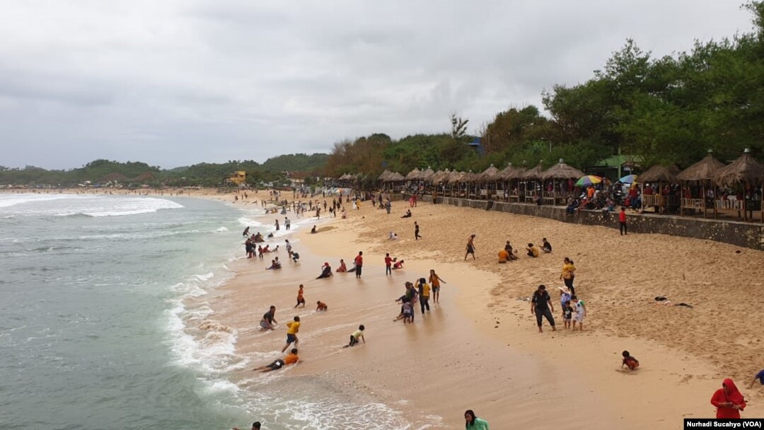 Pantai Slili di Gunungkidul dengan wisatawan dalam jumlah terbatas pada liburan tahun baru, DI Yogyakarta, 2 Januari 2021. (Foto: VOA/Nurhadi Sucahyo)