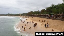 Pantai Slili di Gunungkidul dengan wisatawan dalam jumlah terbatas pada liburan tahun baru, DI Yogyakarta, 2 Januari 2021. (Foto: VOA/Nurhadi Sucahyo)