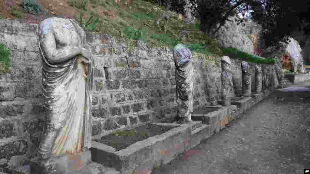 Pillagers have been stealing from Libya's archaeological sites for centuries. These statues are at at Cyrene. (VOA-E. Arrott)