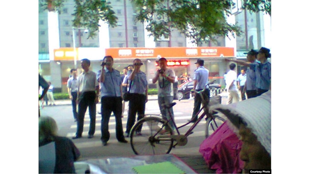 公安人员在中国外交部外宿营请愿现场拍照(图片来源：曹顺利)