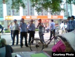 公安人员在中国外交部外宿营请愿现场拍照(图片来源：曹顺利)
