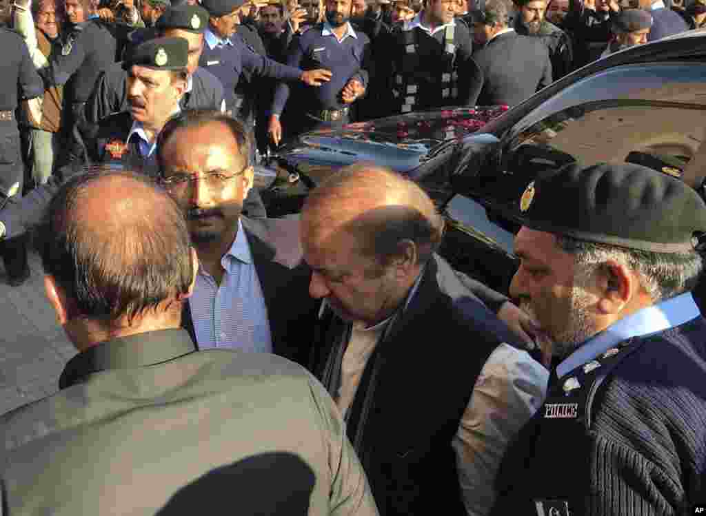 24 دسمبر 2018 کو سابق وزیرِ اعظم نواز شریف کو اسلام آباد میں نیب کی ایک عدالت نے کرپشن کے دوسرے کیس میں 7 سال قید کی سزا سنائی۔&nbsp;