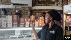 Julie Nyangui, fondatrice de la marque de chocolats qui porte son nom, pose dans son magasin à Libreville, le 8 juin 2019.