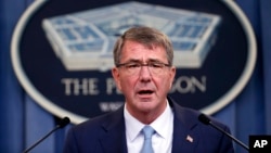 "Los estadounidenses que quieren servir y pueden cumplir con nuestros estándares deberían tener la oportunidad de competir para hacerlo", indicó Carter en el Pentágono.