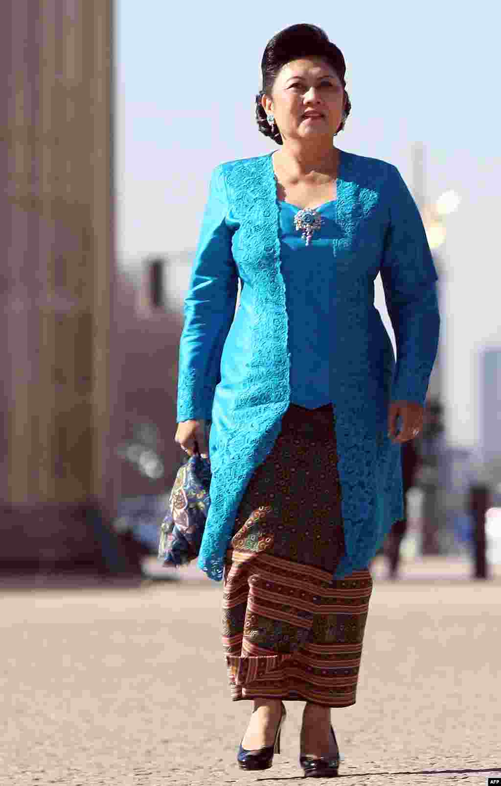 Ibu Ani Bambang Yudhoyono di Gerbang Brandenburg, Berlin, Jerman, 5 Maret 2013. (Foto: Adam Berry/AFP)