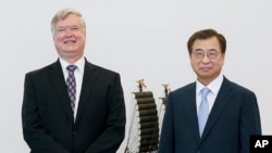 Wakil Menteri Luar Negeri AS Stephen Biegun (kiri) dan Penasihat Keamanan Nasional Presiden Korea Selatan, Suh Hoon, di Seoul, Korea Selatan, 9 Juli 2020. (Foto: South Korea Presidential Blue House via AP) 