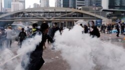 粵語新聞 晚上10-11點: 香港警方在民主示威兩週年紀念日逮捕至少三名抗議者