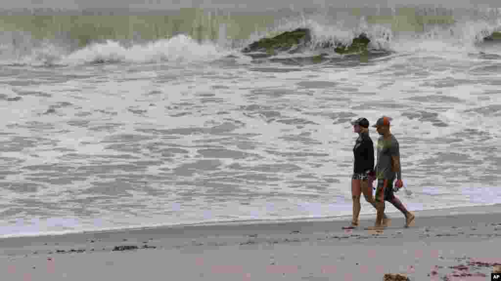 Un couple se promène le long du rivage après le passage de l&#39;ouragan Matthew, le vendredi 7 octobre 2016.