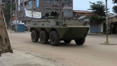 Qué es armored en Portugués? blindado