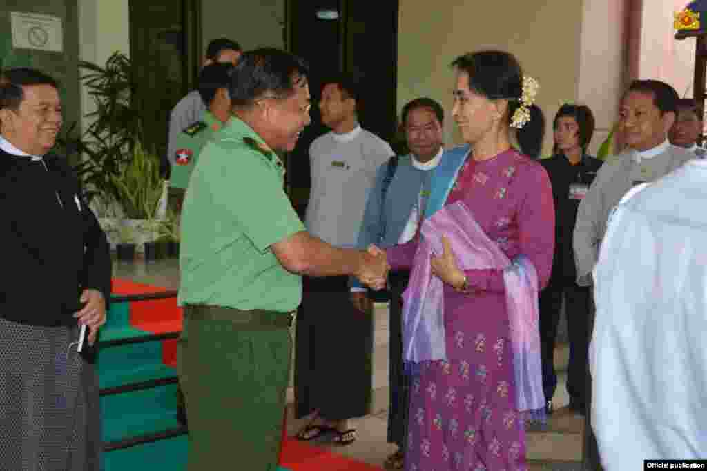 ေဒၚေအာင္ဆန္းစုၾကည္နဲ႔ တပ္မေတာ္ကာကြယ္ေရး ဦးစီးခ်ဳပ္ ဗိုလ္ခ်ဳပ္မွဴးႀကီး မင္းေအာင္လိႈင္တို႔ ေတြ႔ဆံု (ၾသဂုတ္လ ၈ ရက္ေန႔ ၂၀၁၆) ( Myanmar State Counsellor Office)
