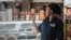 Julie Nyangui, fondatrice de la marque de chocolats qui porte son nom, dans son magasin à Libreville, le 8 juin 2019.
