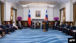 Presiden Taiwan Lai Ching-te berbicara di hadapan delegasi senator AS yang dipimpin oleh Senator Tammy Duckworth (kelima dari kiri) dalam pertemuan di Kantor Kepresidenan, Taipei, Taiwan, Rabu, 29 Mei 2024. (Foto: Taiwan Presidential Office via AFP)