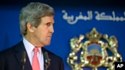 Sekretè Deta John Kerry ap tande yon kesyon pandan li tap patisipe nan yon konferans pou laprès avèk Minis Afè Etranjè mawoken an, Salaheddine Mezouar, pandan dewoulman "Dyalòg Estratejik Amerikano-Mawoken" nan lokal Depatman Afè Etranjè a nan vil Rabat, o Mawòk. (Foto: 4 avril 2014). 