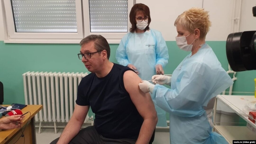 Arhiva - Predsednik Aleksandar Vučić primio je drugu dozu vakcine protiv koronavirusa u selu Pukovac, 27. aprila 2021. (foto: vucic.rs)
