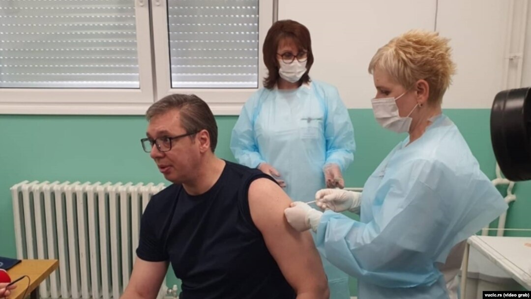 Predsednik Aleksandar Vučić primio je revakcinu u selu Pukovac (foto: vucic.rs)