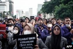 Para mahasiswa menggelar aksi unjuk rasa terhadap pemerintahan Presiden Prabowo Subianto, menuntut peninjauan ulang pemotongan anggaran pemerintah dan program makanan bergizi gratis untuk sekolah di Patung Arjuna Wijaya, Jakarta, 20 Februari 2025. (Yasuyoshi Chiba / AFP)