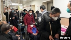Patients receive IV drip treatment in a hallway in the emergency department of a hospital, amid the coronavirus disease (COVID-19) outbreak in Shanghai, China on January 4, 2023. (REUTERS/Staff)