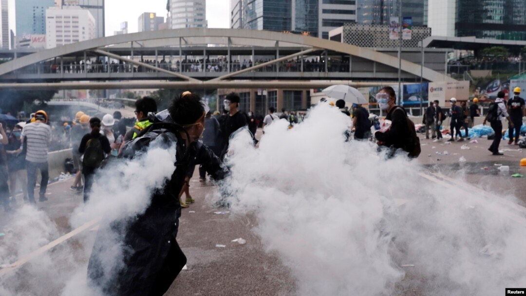 一名示威者6月12日在香港一次抗议活动中投掷催泪瓦斯。