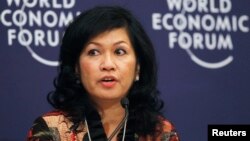 Chief Executive Officer Pertamina, Karen Agustiawan, berbicara pada sesi interaktif di World Economic Forum on East Asia di Jakarta 13 Juni 2011. (Foto: REUTERS/Beawiharta)