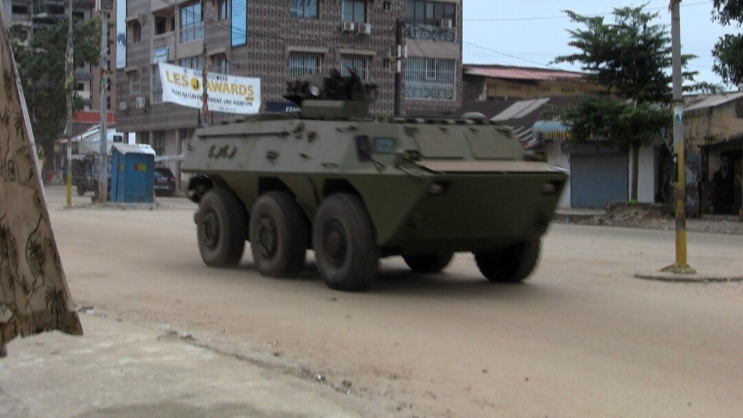 Carro blindado no bairro de Kaloum Armoured, em Conacri