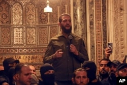 Abu Mohammed al-Golani berpidato di Masjid Umayyah di Damaskus, Minggu, 8 Desember 2024. Golani, mantan komandan al-Qaeda yang memutuskan hubungan dengan kelompok tersebut dan mengatakan bahwa ia menganut pluralisme dan toleransi beragama. (Omar Albam/AP)