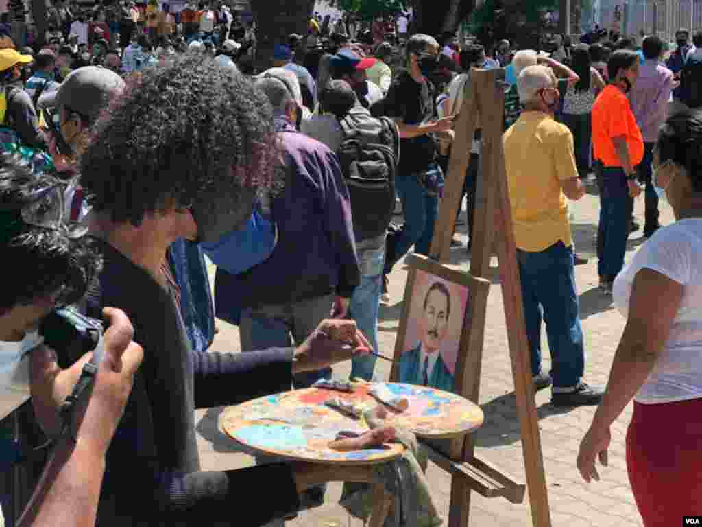 Esta ciudadana decidi&#243; traer lienzo, pincel y colores para hacer la imagen del Dr. Jos&#233; Gregorio Hern&#225;ndez frente a la Iglesia Nuestra Se&#241;ora de la Candelaria, en Caracas. 