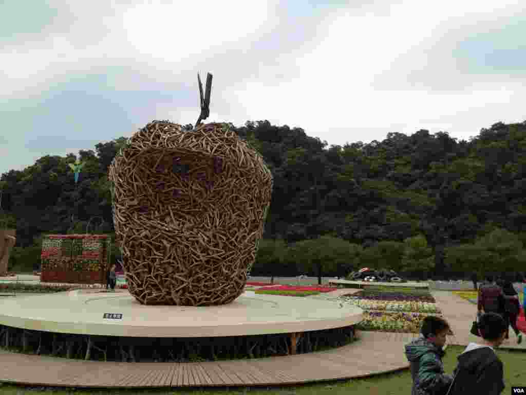 宜兰绿博：用废物制作的室外装饰品苹果 (美国之音木风拍摄)