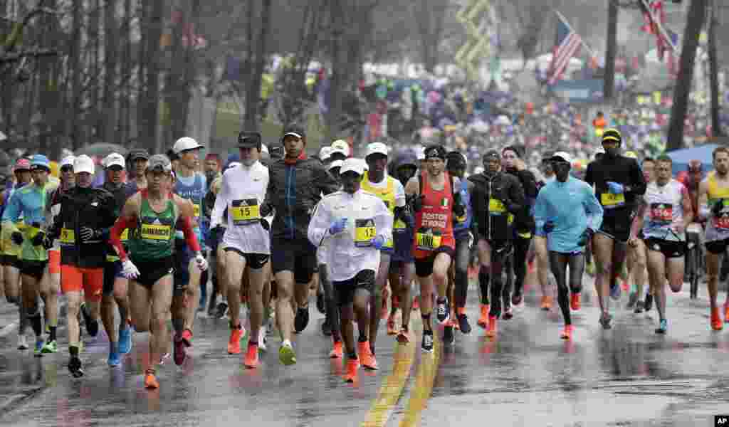 Участники Бостонского марафона (AP Photo/Steven Senne)