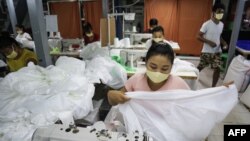 ရန်ကုန်မြို့ရှိ အထည်ချုပ်စက်ရုံ တခုမှာ အလုပ်နေကြတဲ့ အလုပ်သမားတချို့။ (မေ ၀၈၊ ၂၀၂၀)