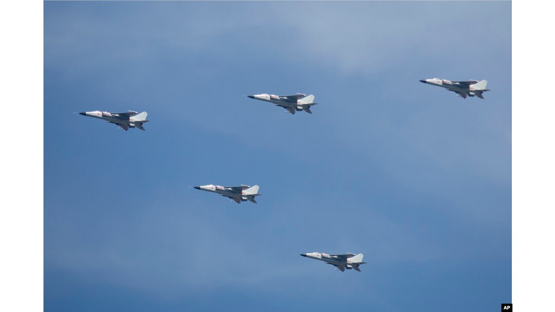 在2015年9月3日大閱兵期間飛過北京上空的殲轟-7戰機。