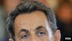 Presiden Perancis Nicolas Sarkozy menyingkirkan para politisi berhaluan tengah dan kiri yang liberal.