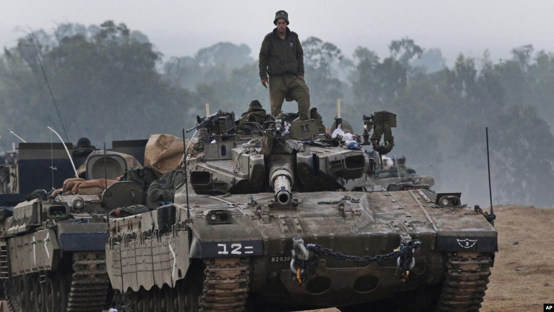 Binh sĩ Israel đứng trên một chiếc xe tăng tại khu vực gần biên giới Israel-Dải Gaza, ngày 20/11/2012.